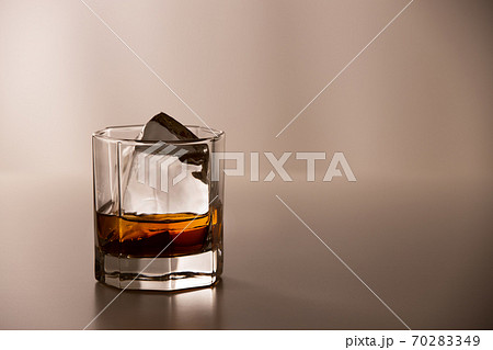 ロックウイスキー 70283349