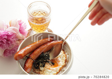 韓国海苔と目玉焼きのソーセージ丼の写真素材