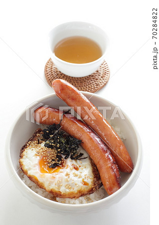 韓国海苔と目玉焼きのソーセージ丼の写真素材