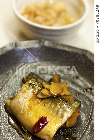 鯖の味噌煮 70285249
