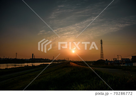 (埼玉県)戸田市の土手と夕日 (埼玉県)戸田市の土手と夕日 70286772