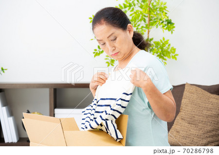 不良品が届いて困るシニア女性 70286798