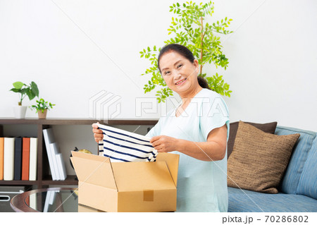 通販で買物をするシニア女性 70286802