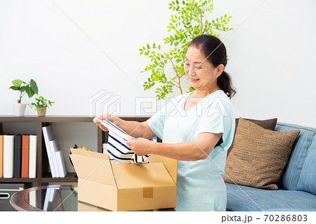 通販で買物をするシニア女性 通販で買物をするシニア女性 70286803