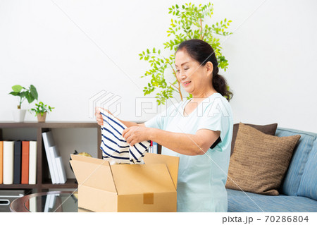 通販で買い物をするシニア女性 通販で買い物をするシニア女性 70286804