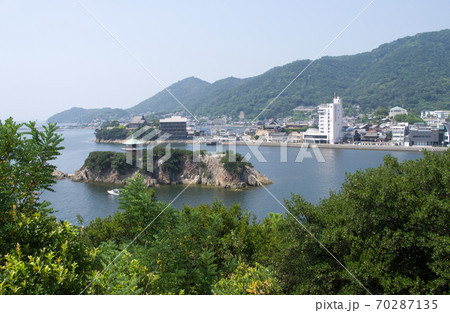 仙酔島の高台から眺めた弁天島と鞆の浦の景色 仙酔島の高台から眺めた弁天島と鞆の浦の景色 70287135