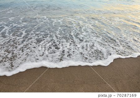 自然風景　砂浜と波　　浜辺のイメージ 70287169