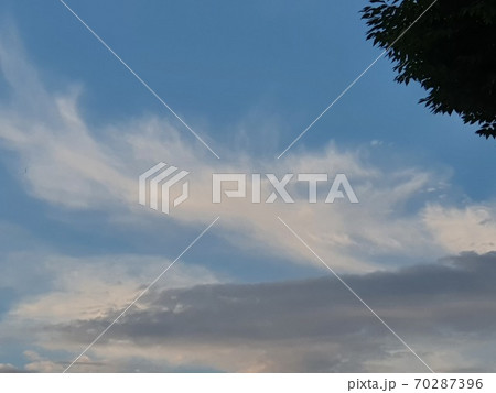 夜明け 空 雲 70287396