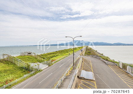 長崎県諫早市 諫早湾干拓堤防道路(雲仙太良シーライン展望所から雲仙方向) 長崎県諫早市 諫早湾干拓堤防道路(雲仙太良シーライン展望所から雲仙方向) 70287645