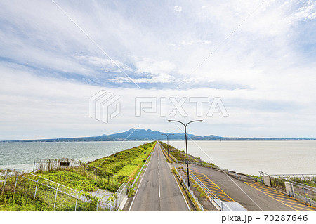 長崎県諫早市 諫早湾干拓堤防道路(雲仙太良シーライン展望所から雲仙方向) 長崎県諫早市 諫早湾干拓堤防道路(雲仙太良シーライン展望所から雲仙方向) 70287646