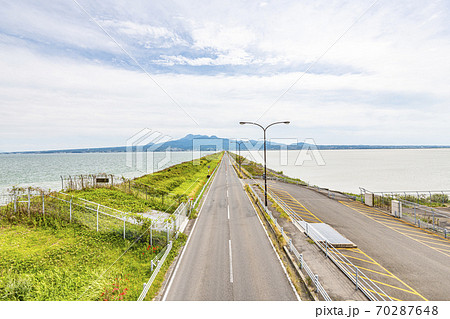 長崎県諫早市　諫早湾干拓堤防道路（雲仙太良シーライン展望所から雲仙方向） 70287648