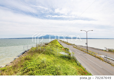 長崎県諫早市 諫早湾干拓堤防道路(雲仙太良シーライン展望所から雲仙方向) 長崎県諫早市 諫早湾干拓堤防道路(雲仙太良シーライン展望所から雲仙方向) 70287649