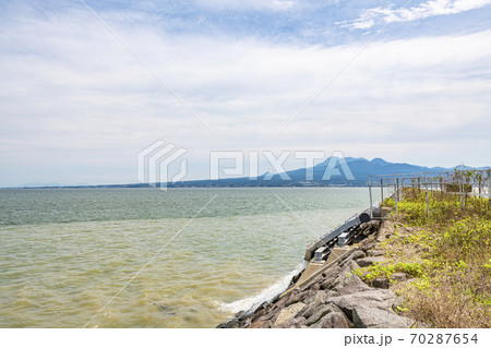 長崎県諫早市　諫早湾干拓堤防（雲仙太良シーライン展望所から雲仙方向） 70287654