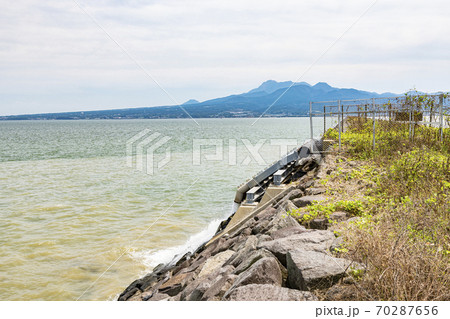 長崎県諫早市　諫早湾干拓堤防（雲仙太良シーライン展望所から雲仙方向） 70287656