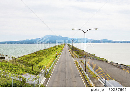 長崎県諫早市 諫早湾干拓堤防道路(雲仙太良シーライン展望所から雲仙方向) 長崎県諫早市 諫早湾干拓堤防道路(雲仙太良シーライン展望所から雲仙方向) 70287665