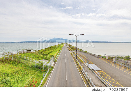 長崎県諫早市　諫早湾干拓堤防道路（雲仙太良シーライン展望所から雲仙方向） 70287667