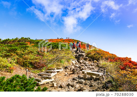 栗駒山全山紅葉神の絨毯と登山道 栗駒山全山紅葉神の絨毯と登山道 70288030