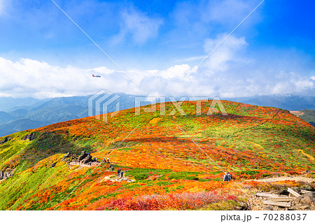 栗駒山全山紅葉神の絨毯と登山道天馬尾根コースと天狗岩 70288037