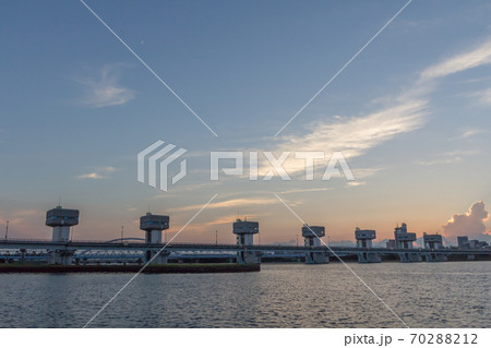 淀川左岸の上流側から見る夕刻の淀川大堰 70288212