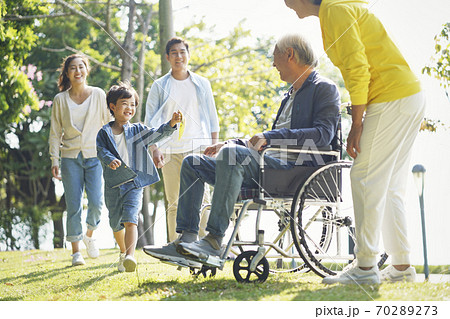 young asian couple and child visiting grandparents in nursing home 70289273
