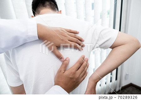 Male patients consulted physiotherapists with Low back pain for examination and treatment. Rehabilitation physiotherapy concept Male patients consulted physiotherapists with Low back pain for examination and treatment. Rehabilitation physiotherapy concept 70289326