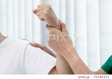 male physiotherapists provide assistance to male patients with elbow injuries to examine patients in rehabilitation centers. Rehabilitation physiotherapy concept male physiotherapists provide assistance to male patients with elbow injuries to examine patients in rehabilitation centers. Rehabilitation physiotherapy concept 70289355