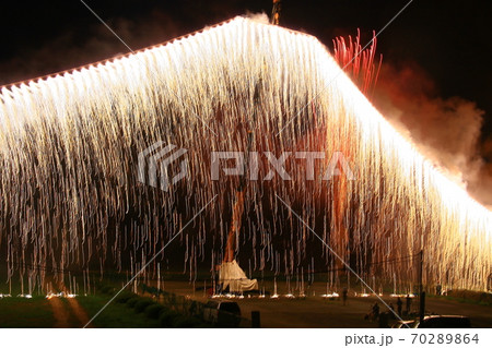【茨城県】常総きぬ川花火大会。ナイアガラ仕掛け。 70289864