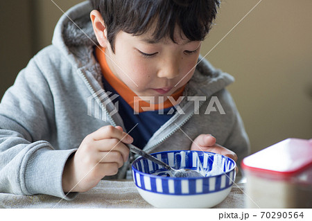 かわいい小学3年生の男の子の写真素材