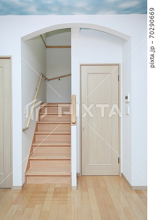 リビングにあるコの字型階段と階段下収納庫の写真素材