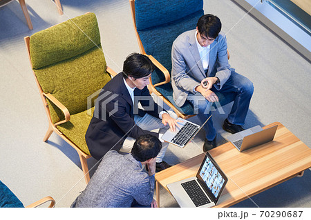 ソファーに座ってオンライン会議をするミドルビジネスマン 70290687