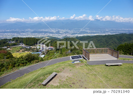 夏の福島てっぺん公園から中央アルプスを望む 長野県 豊丘村 70291340