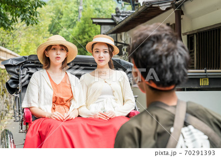 湯布院女子旅で人力車を楽しむ女性と友達 【9月】【撮影協力 人力車のえびす屋】 湯布院女子旅で人力車を楽しむ女性と友達 【9月】【撮影協力 人力車のえびす屋】 70291393