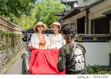 湯布院女子旅で人力車を楽しむ女性と友達 【9月】【撮影協力 人力車のえびす屋】 70291394