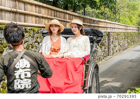 湯布院女子旅で人力車を楽しむ女性と友達 【9月】【撮影協力 人力車のえびす屋】 湯布院女子旅で人力車を楽しむ女性と友達 【9月】【撮影協力 人力車のえびす屋】 70291395