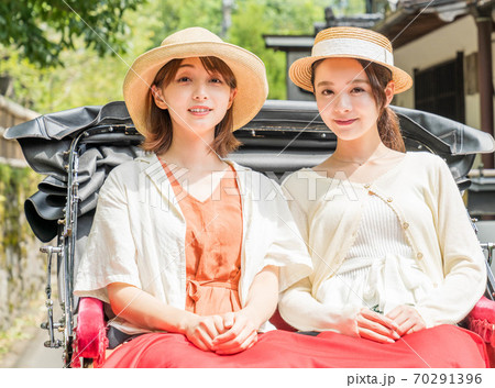 湯布院女子旅で人力車を楽しむ女性と友達 【9月】【撮影協力 人力車のえびす屋】 70291396