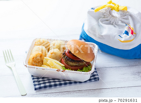 ハンバーガーのお弁当 70291631