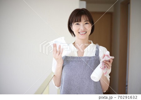 掃除する女性 掃除する女性 70291632