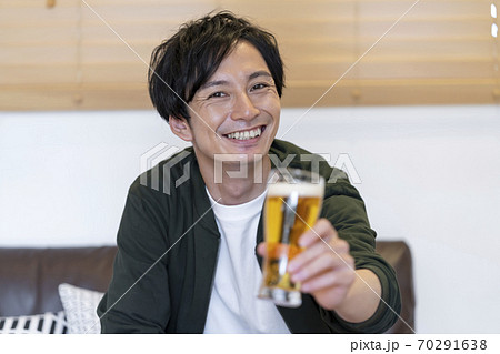 ビアグラスを持った男性　オンライン飲み会イメージ 70291638