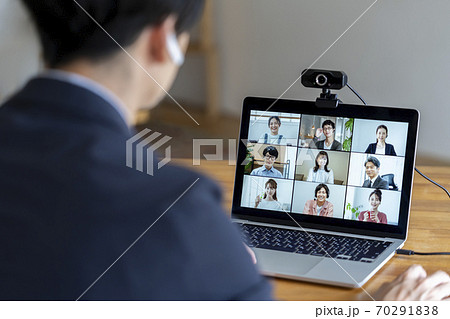 オンラインミーティングをする男性の後ろ姿　イメージ 70291838