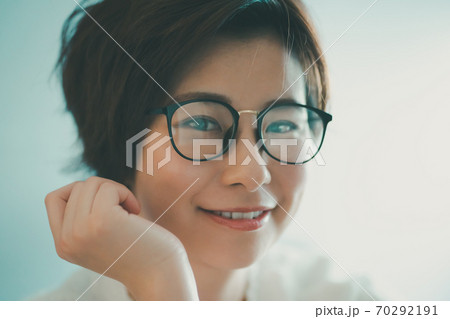 30代メガネ女性の写真素材
