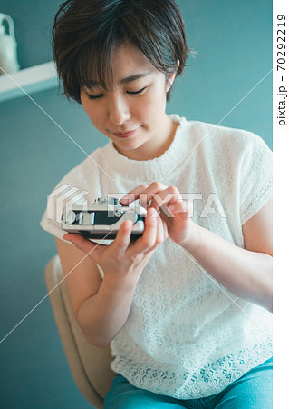 カメラの絞りをいじるカメラ女子 カメラの絞りをいじるカメラ女子 70292219