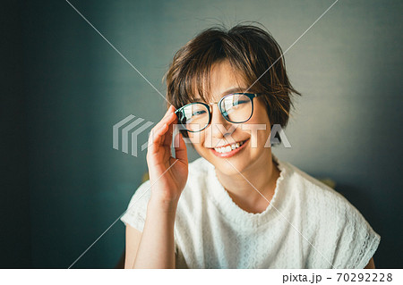知的なアラサーメガネ女子 知的なアラサーメガネ女子 70292228
