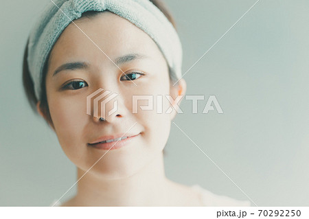 洗面用ヘアバンドをする30代女性の写真素材