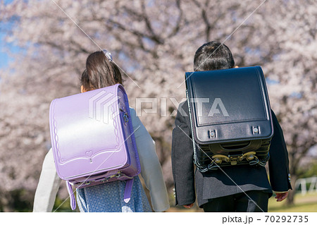 小学校入学　男女　後ろ姿 70292735