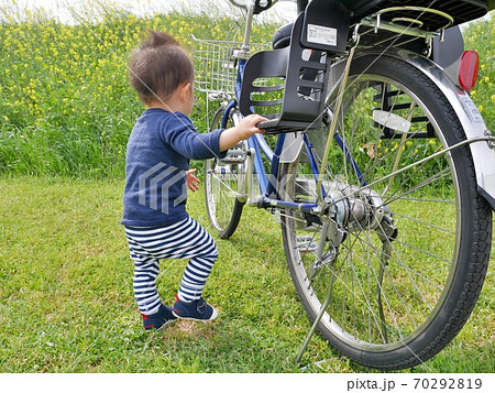 自転車に近づく幼児 自転車に近づく幼児 70292819