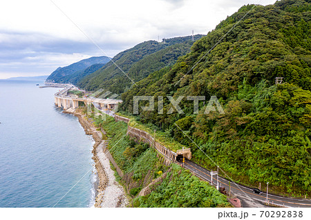 親不知の北陸自動車道と国道8号線(新潟県糸魚川市) 親不知の北陸自動車道と国道8号線(新潟県糸魚川市) 70292838