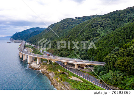 親不知の北陸自動車道と国道8号線（新潟県糸魚川市） 70292869