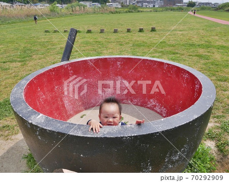 お椀の遊具に入る幼児 70292909