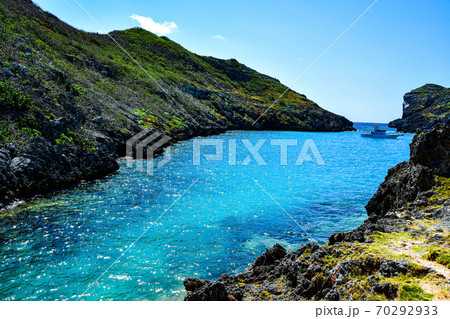 小笠原の南島の海の青と入江の風景 小笠原の南島の海の青と入江の風景 70292933