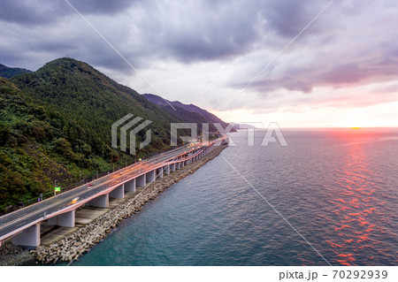 日没の親不知の北陸自動車道と国道8号線 新潟県糸魚川市 の写真素材